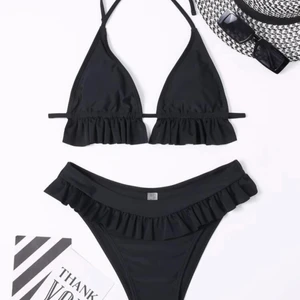 Säljer en suuuuperfin svart bikini - Säljer denna söta bikini då den är lite för liten för mig (toppen). Jag har C-kupa och den funkar men med lite side-boob. Har du B eller mindre så passar den nog perfekt! Endast testad en gång, trosskyddet är kvar på. Avtagbar vaddering. Nypris 109kr. Köparen står för frakt.