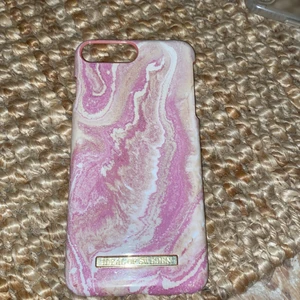 Säljer ideal of sweden skal! - Hejsan! Jag säljer detta fina ideal of sweden skal för iPhone 7plus och 8 plus! Det har en liten spricka i ena hörnet. Nypris 300kr mitt pris 80kr❤️