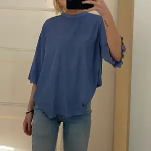Säljer denna blus-liknande tröja. Jag tycker att den är väldigt fin men får tyvärr ingen användning för den längre. Den är i storlek M men passar även mig som oftast har Xs/S