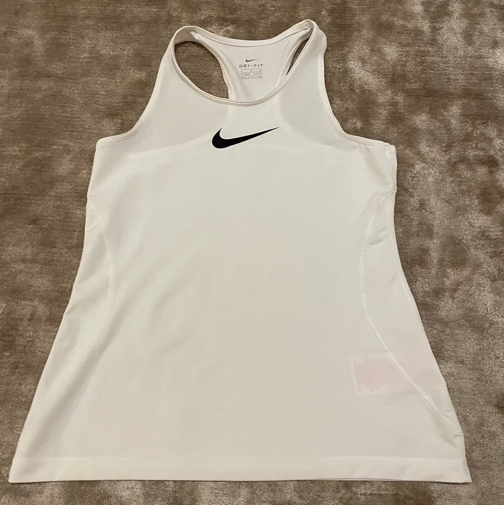 En vit tränings tröja/linne i storlek S från Nike!☺️. Kjolar.