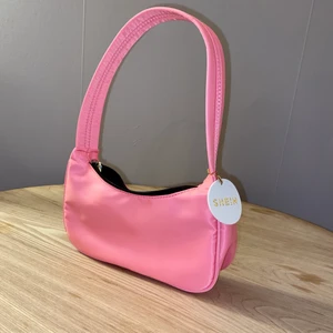 Axelväska rosa - Rosa axelväska från SHEIN. Säljer för 40kr + frakt. Totalpris: 92kr