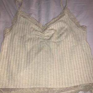 Linne med spets!  - Fint ljusgult linne med spets  från New Yorker.  Storlek XS, använd förtal gånger. Bra skick 