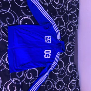 Adidas tracksuit jacket - Säljer min adidas tracksuit jacket då den aldrig kommer till användning. Storlek L men funkar även som M. Condition 7/10 ☀️