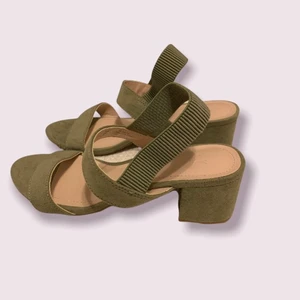 gröna klackskor - sjuuukt snygga gröna klackskor i suade som är så extttremt sköna. för mina färgglada girlies är dehär perfekta skorna inför sommarns alla tillställningar. helt oanvända ;)