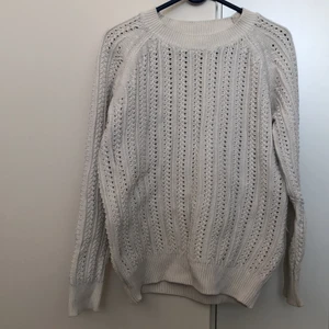 Vit stickad tröja  - Säljer min vita stickade tröja som jag har använt i några år. Den är perfekt att ha på vintern och även på sommaren. Den är i storlek M men passar även som S om man vill ha den lite oversized.