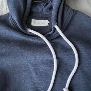 Hoodie - En basic mörkblå hoodie som jag inte använder så mycket. den är i väldigt bra skick och skön inuti!