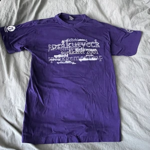 Lila t-shirt - En t-shirt som inte kommer till användning som jag säljer,  aldrig använd.