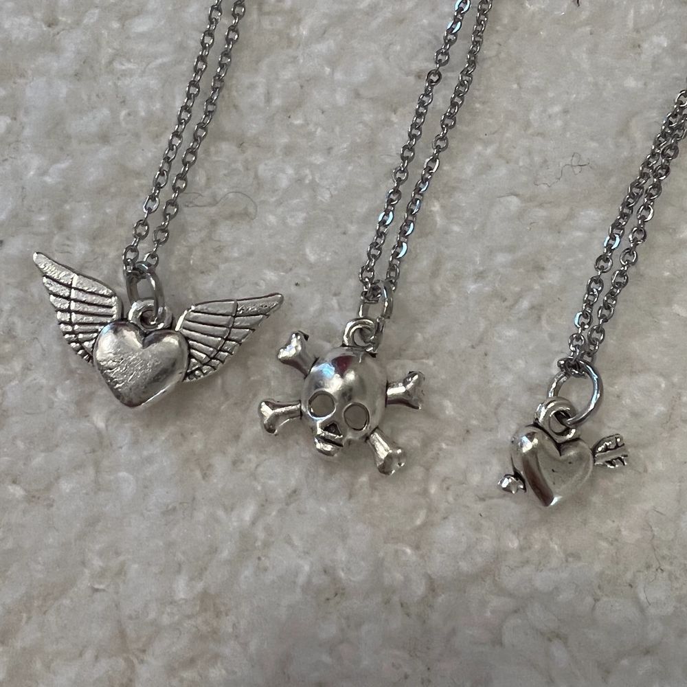 Egengjorda halsband! 99kr / st plus 13kr frakt! đ„°. Accessoarer.