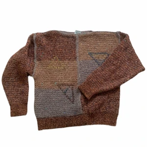 Stickad tröja - Oversized stickad tröja med så fina detaljer.  Köpt här på plick🤍