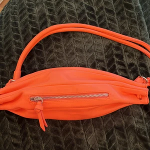 COOL VÄSKA från Don Donna 🌟 - SuperCOOL väska från Don Donna som inte längre får den användning den borde. Så najs, finns inte längre att köpa! Färgen är unik och sticker ut 😍 den är rymligare än man tror då den kan bli nästan som en boll i storlek. Fint skick på den. Fler bilder finns om önskat ❤️