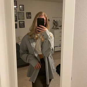 Grå skjorta  - Snygg enkel grå skjorta som sitter oversized på mig som vanligtvis bär en S 👽 aldrig använd så den är i väldigt fint skick!
