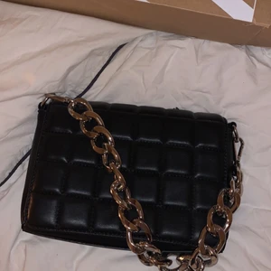 Väska svart - Svart väska, knappt använd och utan deffekter. Säljer då jag inte har plats med fler väskor.❤️‍🩹