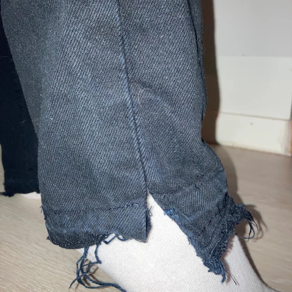 Svarta levis jeans, använda ett fåtal gånger! Fållat upp sömmarna längst ner så dom ska passa min längd, jag är 173cm! Även gjort en egen ”slits” vilket syns på tredje bilden! 💖 . Jeans & Byxor.