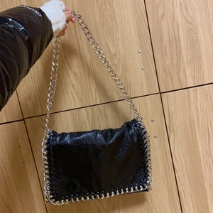 Tiamo väska  - Tiamo väska nummer 2. Eftersom detta är den enda jag har så vill jag ha bra bud för den. Köp direkt för 500💗 Budet startar på 300💗 Buda bara om du kan betala för väskan och väskan är din när du betalat för den eller när budgivningen avslutats❗️ OBS: endast seriösa köpare  FRAKTEN ÄR INTE 45 UTAN 66❗️❗️❗️❗️