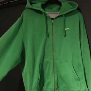 Grön Nike zip  - Säljer en grön Nike zip i storleken xl Den är i fint skick är bara använd några få gånger av mig själv. Zippen är köpt har på plik av en tjej, men var i fint skick när jag fick den. Om ni har några frågor så är de bara att höra av er.  Köparen står för frakten.                                                        ❌Priset är vad budgivningen ligger på 😊❌