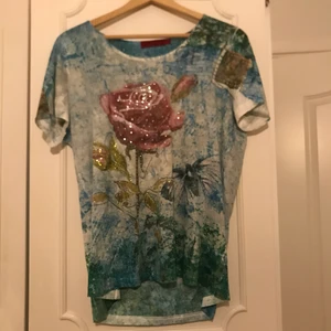 Y2k t-shirt - Verkligen y2k inspirerad tröja med små diamanter på! 💕