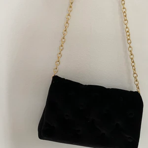 Super fin sammet väska⚡️🖤 - Jätte fin, lyxig sammet väska med fin guld kedja🖤super lyxig och användbar🖤hör gärna av dig om fler bilder