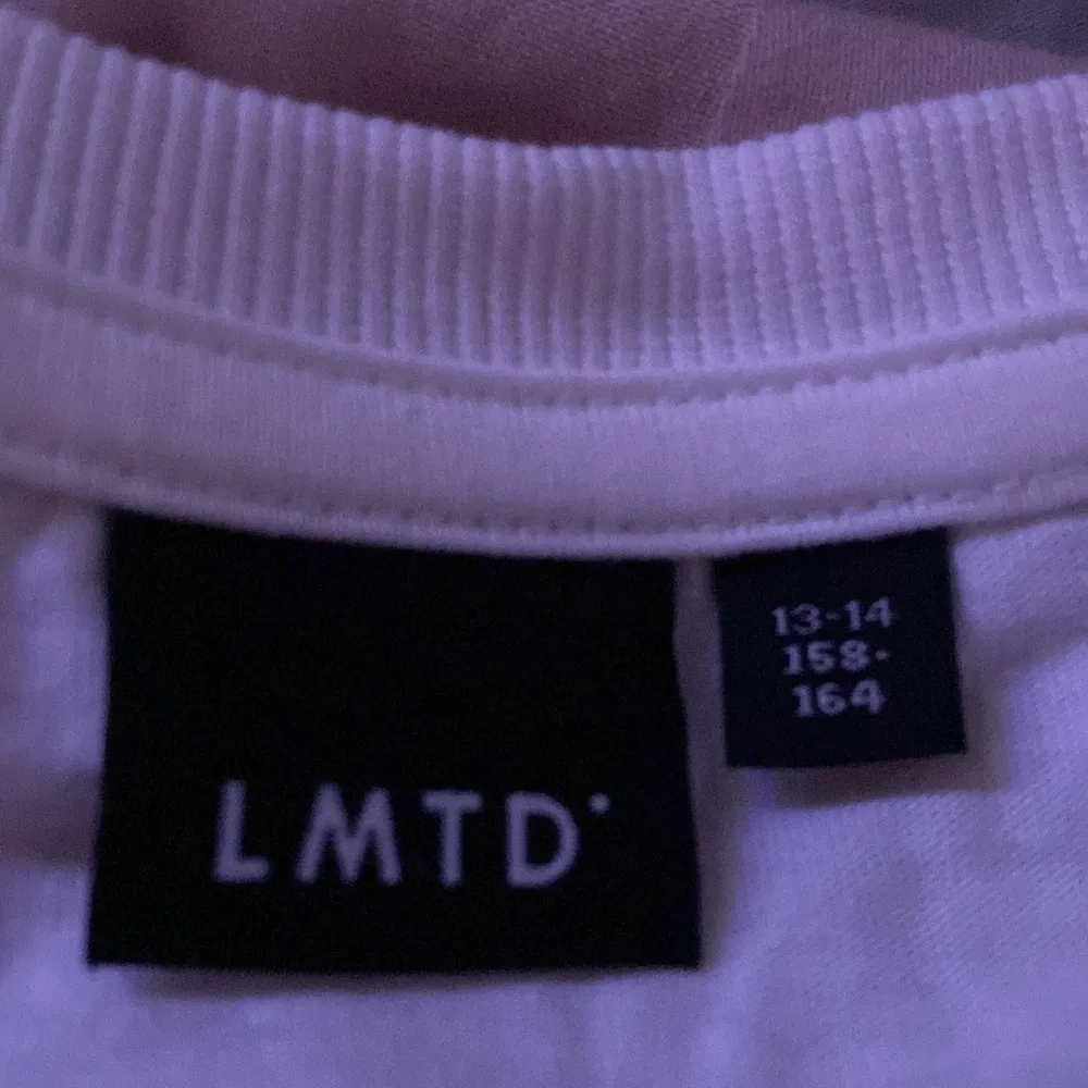 Gullig LMTD tröja. Fick den av en kompis men kommer nu inte till Användning. Säljer för 85kr + frakt. Nypris, 180kr. T-shirts.