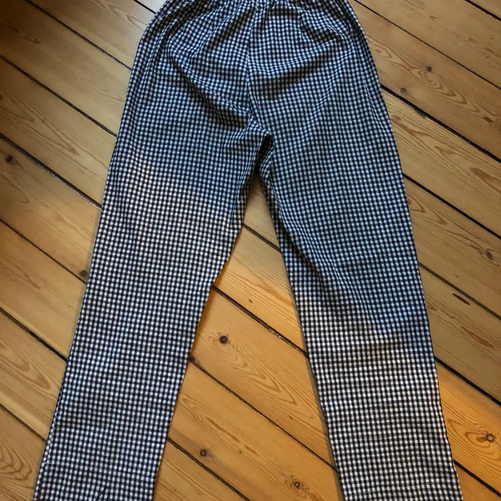 Svartvita och rutiga byxor från Brandy Melville. . Jeans & Byxor.