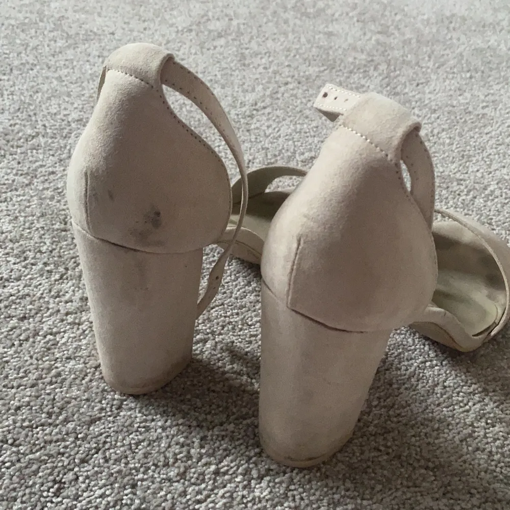 Beiga klackar från NLY shoes i storlek 39. Använda 2 gånger, men lite smutsiga på själva klacken, därav priset! Köparen står för frakten❤️. Skor.