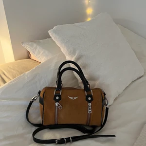 Zadig et Voltaire väska! - Säljer min superfina väska från Zadig i brun mocka med svarta läderdetaljer💕 Superfint skick, med några tecken på användning (t.ex något missfärgad på baksidan), men inget som syns vid användning och går möjligtvis bort vid behandling (har inte försökt själv). Den är i modellen Sunny Small vars nypris ligger på ca 5000 men just denna unika väska med dessa detaljer säljs inte längre. Hör av er om ni är intresserade eller vill ha fler bilder! 🥰 Kom ihåg att bud är bindande! ❤️