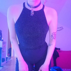 Festtopp - Svart glittrig topp, den är superfin men använder den typ aldrig. Är storlek XS men stretching och har passat mig som är S-M! Frakt tillkommer