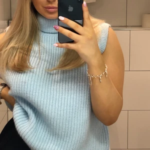 stickad väst  - Säljer min sprasamt använda väst från Mango. Köparen står för frakten 