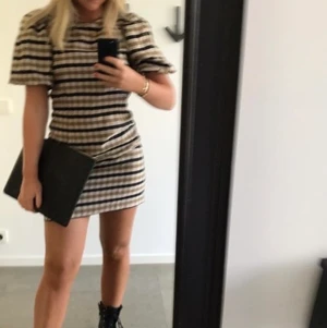 Super söt och cool klänning  - Klänning är köpt från hm och är i storlek 38, modellen är lite mindre i storlek är vanligtvis en storlek 36❤️ den har en liten skada på framtidan ( bild 3) men inget synligt i helheten av klänningen.  Köparen betalar för frakt 