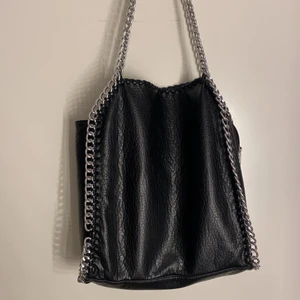 Tiamo väska - Säljer min tiamo väska, saknar en metallring. 