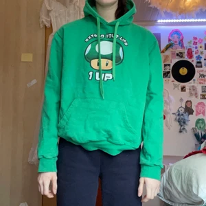 Cool Hoodie  - Säljer denna super mario hoodie då den inte kommer till användning. Hör av dig vid frågor eller funderingar🥰 köparen står för frakt (66kr) 📦🥰