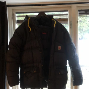 Fjällräven expedition svart XS - Högsta bud : 2600 Används inte så mycket, men sjukt varm och skön och känns som man har moln på sig. Vill sälja eller byta mot en LITE modell🙌  jackan har storlek XS och är i bra skick.