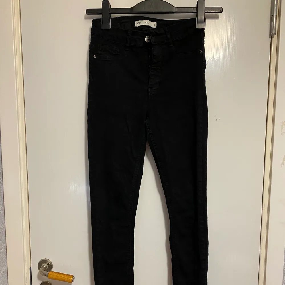 Svarta Stretchiga Jeans från Gina i storlek S. Modell, Molly. Ej fickor på främre sidan, men fickor finns på baksidan. Bra skick.. Jeans & Byxor.