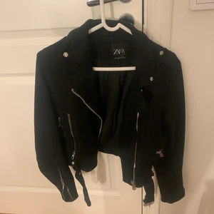 Zara jacka  - Svart mocka jacka från zara i storlek S.