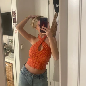 Topp, strl xs  - Superhärligt linne från ginatricot storlek xs!✨ Går att använda på två olika vis som ni ser på bilderna. Så himla fin till sommaren🥰☀️ använd en gång! Passar även S, väldigt stretchig💓