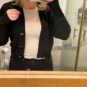 Svart kofta med guldknappar  - Svart kofta med guldknappar, lika fin öppen som stängd. Fint skicka inte mycket använd. Tvättas innan leverans! 