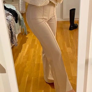 Mjuka kostymbyxor  - Beiga mjuka kostymbyxor från Gina Tricot i storlek xxs. Men passar även xs/s. Är i väldigt fint skick