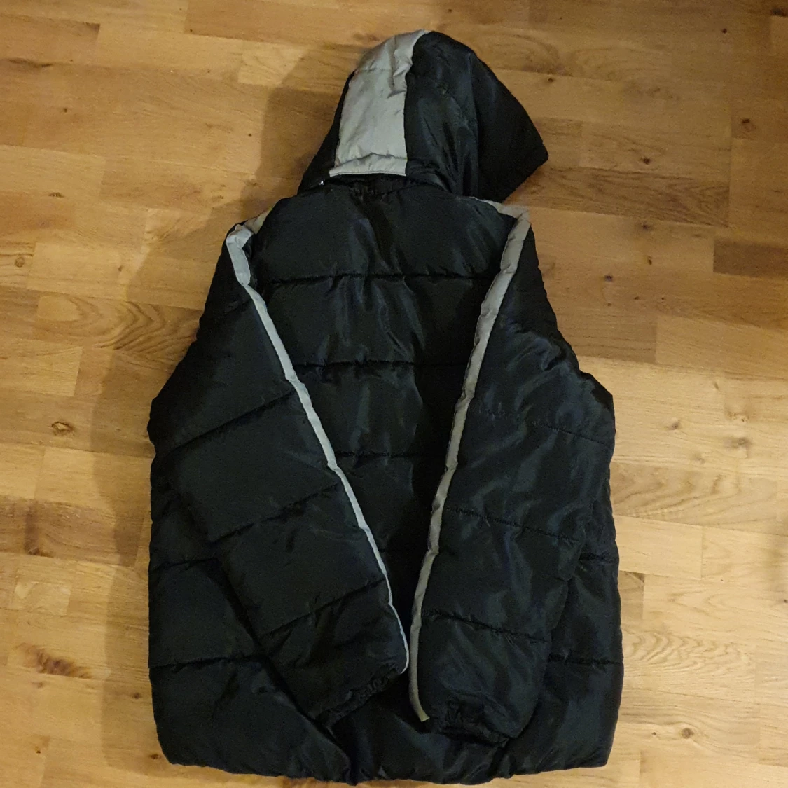 Härlig svart vinterjacka med reflexband - 91