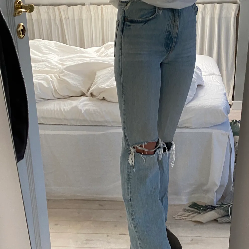 Säljer dessa snygga blå högmidjade jeans med hål från Zara i eur 32 pga att jag växt ur dom💙. Jeans & Byxor.