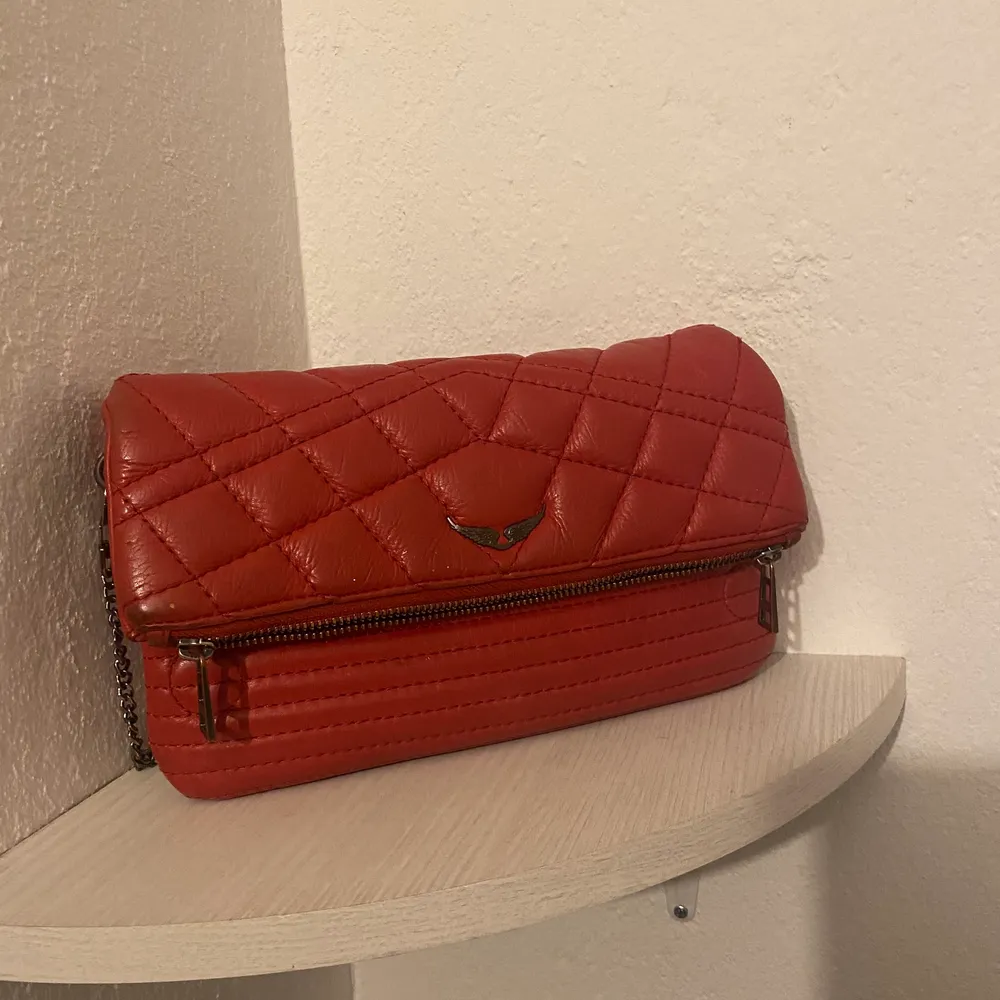 En röd Zadig väska som använt i bra skick. Har en liten mörk fläck där i hörnet men ingenting som stör.. Väskor.