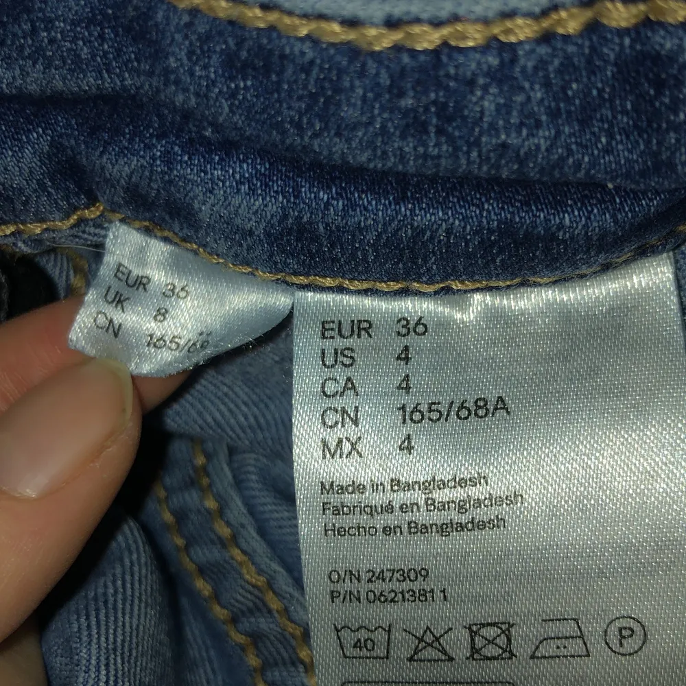 Mörkblåa jeans från H&M, har slitningar på båda benen, sitter bekvämt. Storlek 36/S. Jeans & Byxor.
