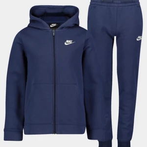 Nike set - Säljer mitt mörk blåa nike set, då de längre inte kommer till användning. Setet är använt några fåtal gånger, och är i ett fint skick! Det är i storlek XL i barn vilket ungefär motsvarar XS i dam, det passar mig som normalvis brukar ha xs i kläder. Köparen står för frakten💙