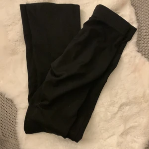 Byxor - Svarta byxor utsvängda från Gina använt typ 1 gång ( KONTAKTA VID FRAKT ) 