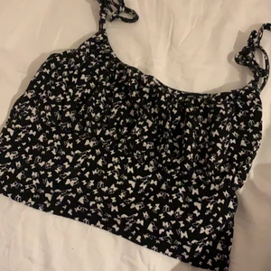 New yorker crop top  - Super snygg. Säljer pga fel storlek. Kontakta mig för fler frågor!💛