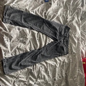 Lågmidjade gråa jeans - Jättesnygga lågmidjade gråa jeans som tyvärr var för korta för mig! Jag är 170 och har väldigt långa ben så skulle nog passa nån som är lite kortare!