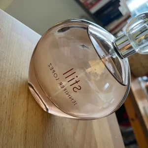 JLo-parfym ”still” - Jennifer Lopez parfym i doften ”still”. Luktar fräscht och åt det blommiga hållet, PERFEKT för våren! Köpt för 439kr