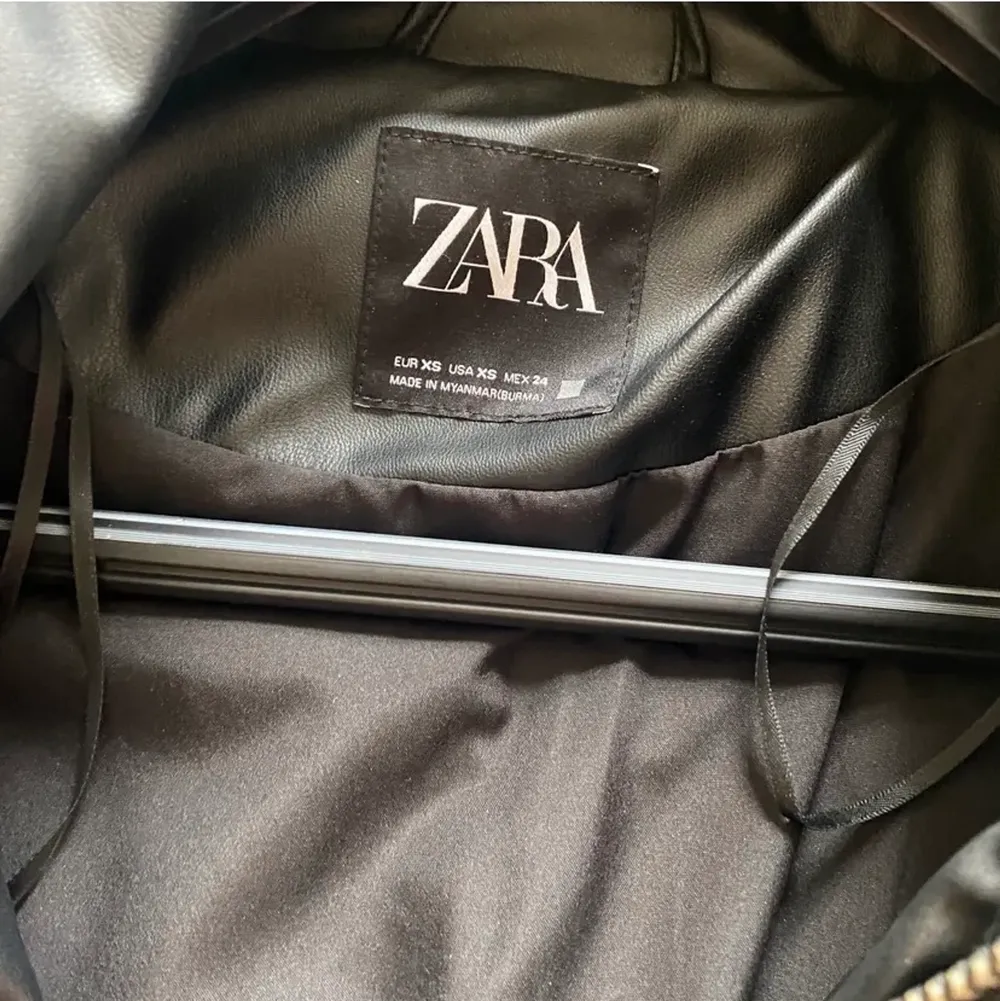 Jättesnygg jacka från Zara som jag inte längre använder. Den är köpt här på Plick för 600, jag säljer för 500 eftersom jag inte använt den mycket alls och den har därmed inga defekter! De två sista bilderna är lånade, skriv för fler bilder💕. Jackor.