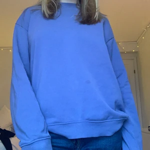 Lila sweatshirt - Lila sweatshirt från monki i storlek S. En liten fläck som syns på första bilden, annars i bra skick. Skriv vid intresse 🖤