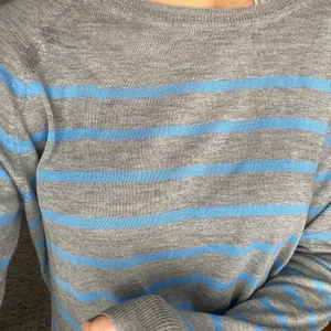 Randig tröja zara - Säljer denna populära tröja från zara💙 I storlek M men passar även S! Väldigt sparsamt använd🐳 Kan lösa billigare frakt<33