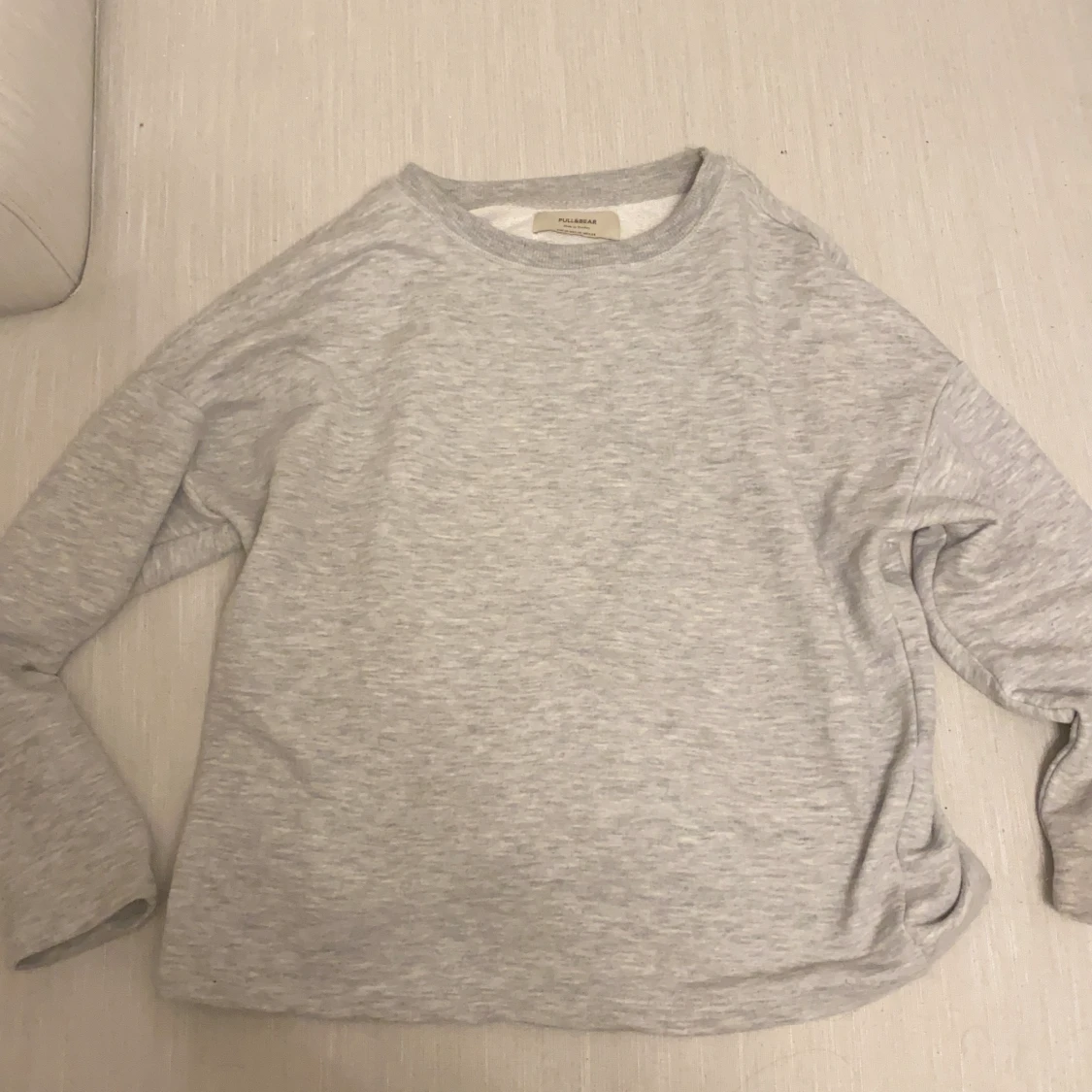 grå långärmad tröja 