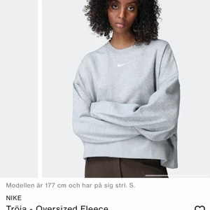 Nike sweatshirt  - Intressekoll på denna grå nike sweatshirt, storlek M, använd endast 1 gång så den är i nyskick! Nypris 649kr, säljer för 400kr